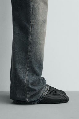 ZAPATILLA ACOLCHADA / Negro