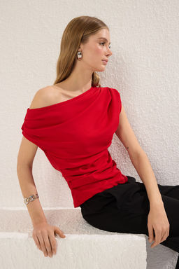 K?rm?z? Buzgu/Drape Detayl? Dokumlu Asimetrik Yaka Orme Bluz TWOSS25BZ00024