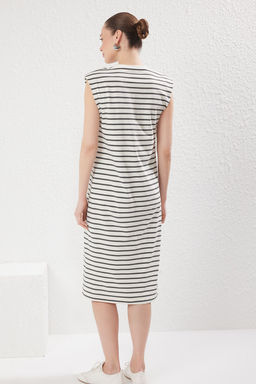 TRENDYOLMILLA Gri Cizgili Shift/Duz Kesim Vatkal? Midi Orme Elbise TWOSS25EL00682  фото 4
