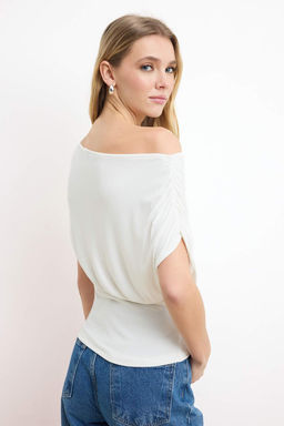 Ekru Fitted/Vucuda Oturan Asimetrik Yaka K?sa Kollu Yumusak Orme Bluz TWOSS26BZ00462 - Trendyolmilla фото 4