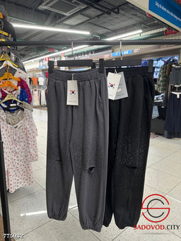 Женские джогеры с рваными коленями со стразами - Bruno фото 4