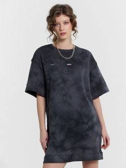 Платье женское серое с эффектом фаст-дай и надписью Здесь сейчас я Фаст Дай на графите 152585