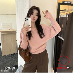 Стильная укороченная оверсайз кофта с открытыми плечами