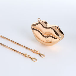 Сумка мини-клатч на магните, в форме губ, жёсткий корпус, на длинной цепочке, золотистая