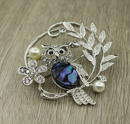 Брошь "Филин на веточке" перламутр гелиотис