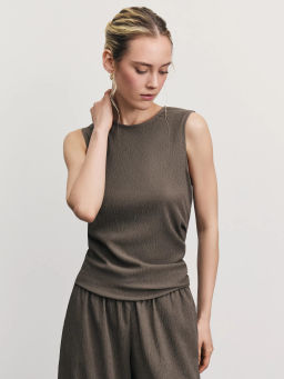 Топ из фактурной ткани с декоративной сборкой / Zarina