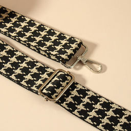 Ручка для сумки Гусиная лапка, стропа, с карабинами, 139 3 3,8 см, цвет чёрный/белый - Арт узор фото 2