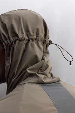 LIGHTWEIGHT COLOUR BLOCK TECHNICAL JACKET - Zara фото 7