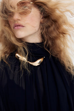 Collar de diseno asimetrico