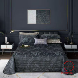 Стеганное покрывало с наволочками.