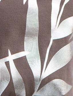 Нарядная футболка с серебристым принтом