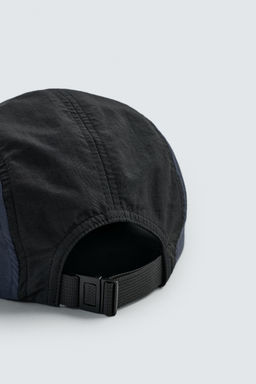 GORRA T?CNICA VISOR PLANO / Negro