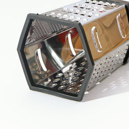 Тёрка шестигранная Доляна «Нео», 12.5×10.5×20.5 см, прорезиненное дно, чёрная, красная