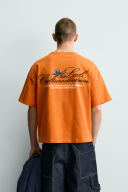 CAMISETA TEXTOS ESTAMPADOS CONTRASTE / Naranja