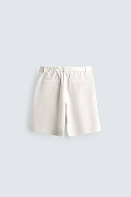 BERMUDA RELAXED FIT PLIEGUES LATERALES / Blanco roto
