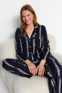 Trendyolmilla Premium Lacivert Pamuklu Cizgili Gomlek-Pantolon Orme Pijama Tak?m? THMAW24PT00213