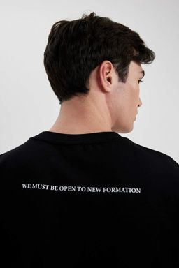 Свободная футболка с коротким рукавом и круглым вырезом сзади с принтом и карманами - Defacto фото 6