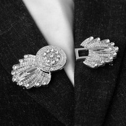 Зажим для кардигана «Перья», белый в серебре