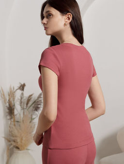 Футболка с V вырезом из фактурного трикотажа в рубчик