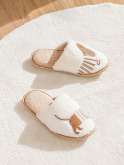 K?pek Nak??l? Kad?n Ev Terli?i