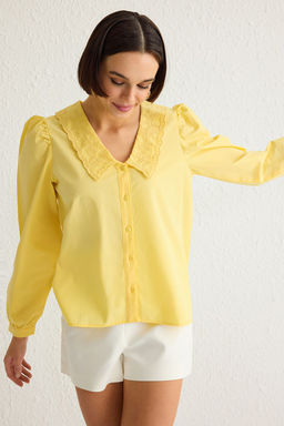 TRENDYOLMILLA Beyaz Yakas? Islemeli Nak?s Detayl? Regular Normal Kal?p Pamuklu Dokuma Gomlek TWOAW21GO0005