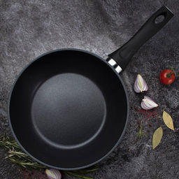 Сковорода с антипригарным покрытием д28см Maestro h7,5см, s2мм, дно д20,3см, s3,3мм, глубокая, кованный алюминий, бакелитовая ручка, TalleR (Китай) Подходит для всех видов плит, включая индукционную. - Домашняя мода фото 7