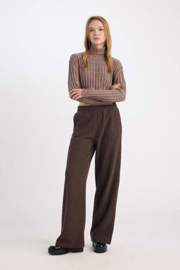 Широкие брюки с широкими карманами и длинными спортивными штанами на шнуровке