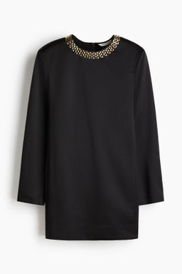 Vestido recto con cadena decorativa