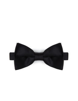 Черный костюм с галстуком-бабочкой и поясом