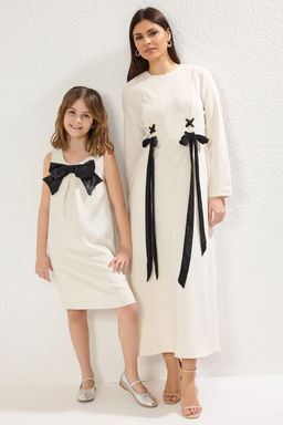 Beyaz K?z Cocuk Kurdele/Fiyonk Detayl? Mini Me Bayraml?k Dokuma Elbise TKDSS25EL00038