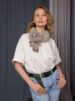 Палантин креш в деликатную полоску бежевого цвета