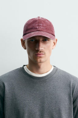GORRA LAVADA TEXTO ESTAMPADO / Rojo