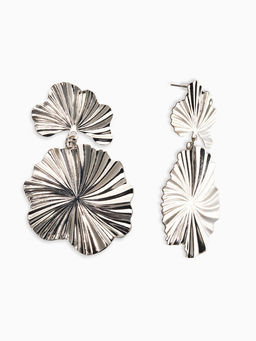 Цена за 2 шт. Серьги металл «Атмосфера» сжатые цветы, цвет серебро