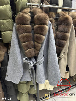 Пальто с меховым воротником