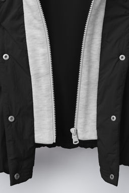 CAZADORA ACOLCHADA CAPUCHA FELPA / Negro