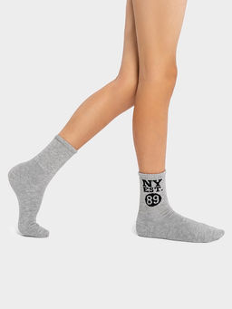 Цена за 5 пар! Носки детские серые с рисунком в виде надписи