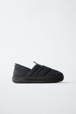 ZAPATILLA ACOLCHADA / Negro