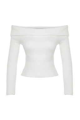 Trendyolmilla Ekru Triko Gorunumlu Carmen Yaka Fitted/Vucuda Oturan Crop Orme Madonna Yaka Bluz TWOAW24BZ00180