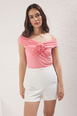 Trendyolmilla Ekru Gul Detayl? Fitted/Vucuda Oturan Esnek Orme Bluz TWOSS25BZ00041 фото 8