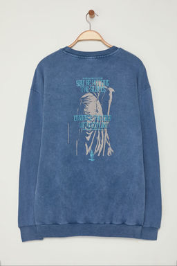 Indigo Oversize/Genis Kesim Soluk Efektli Mistik Temal? Sardonsuz Sweatshirt TMNAW24SW00189