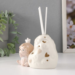 Фигурка светящаяся с аромадиффузором для эфирных масел Малыш-ангелок в короне, керамика, 6.5?11?8 см