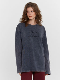 Джемпер женский черный с обработкой эйсид и надписью The joy of being ACID WASH черный янтарь +печать 122924 - Mark formelle фото 3