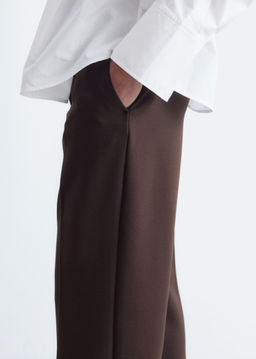 Pantalones sastre con pliegues marcados