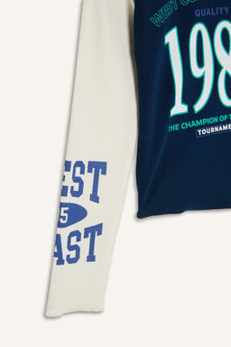 Укороченная футболка с длинными рукавами и круглым вырезом для девочек в рубчик с принтом - Defacto фото 3