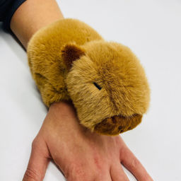 Мягкая игрушка Капибара браслет 20 см - Storyland фото 4