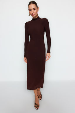 TRENDYOLMILLA Kahverengi Dik Yaka Fitted/Vucuda Oturan Maxi Esnek Orme Kalem Elbise TWOAW24EL00614
