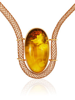 Колье-чокер на эластичном жгутике с янтарным медальоном, украшенном резьбой Элинор