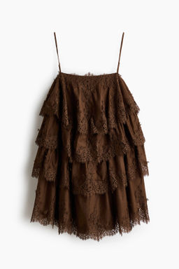 Vestido escalonado con ribetes de encaje