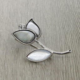 Брошь-подвеска "Тюльпан" со вставкой из серого перламутра и ювелирного сплава