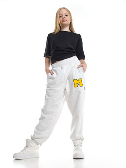 Брюки спортивные с эмблемой 22-7611 светло-серый меланж - Mini maxi фото 8